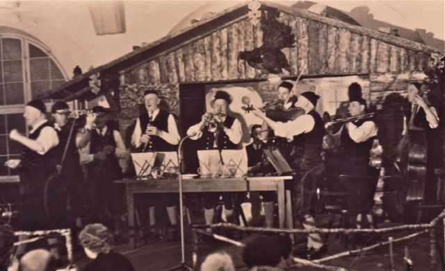 Het hoempapa-orkest dat onze parochie had ingehuurd zorgde de dag erna voor een fikse verhoging van de paracetemolverkoop.